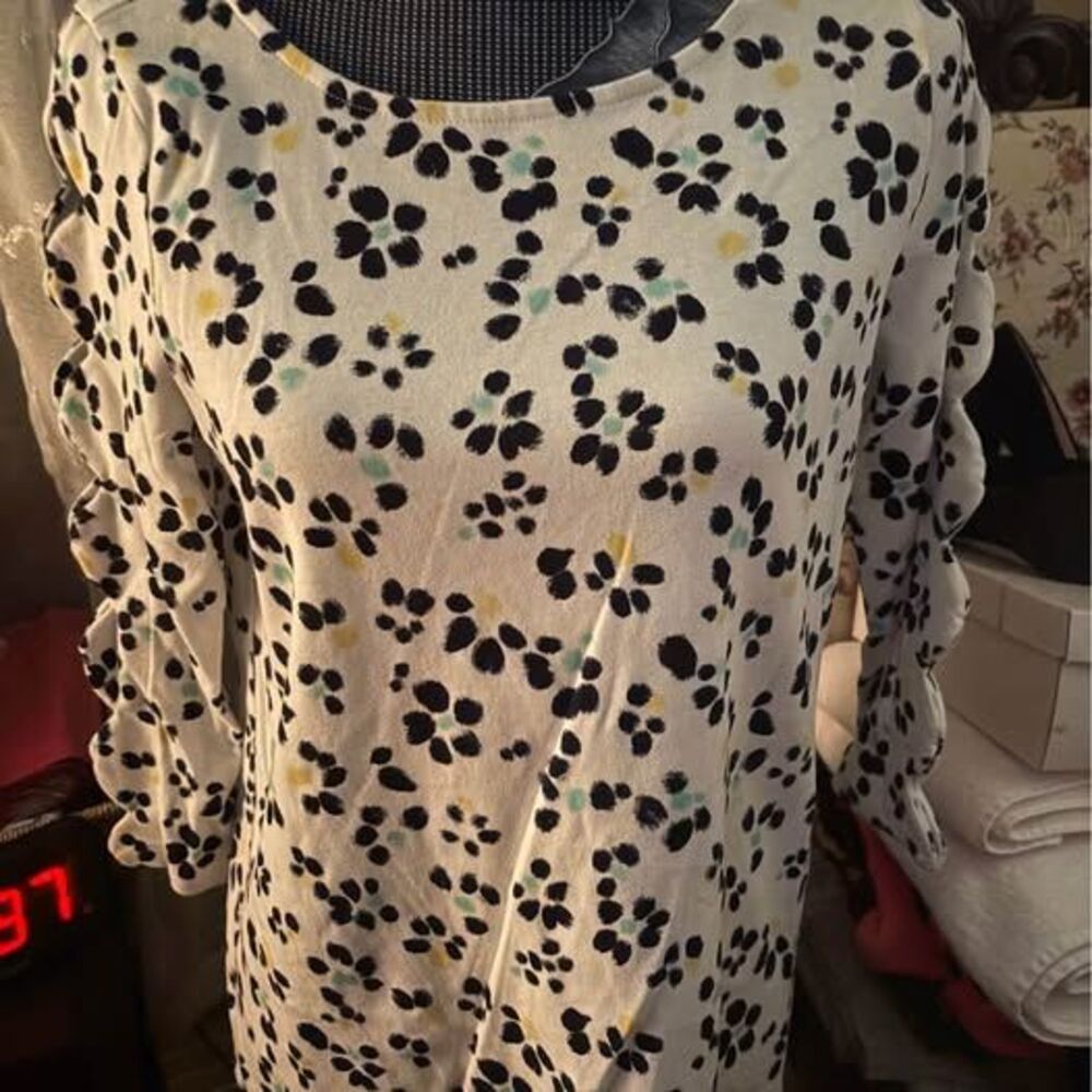 NWOT Kim Rogers Size Petite Small Women’s Blouse Sleeves 34” Busy 24” L